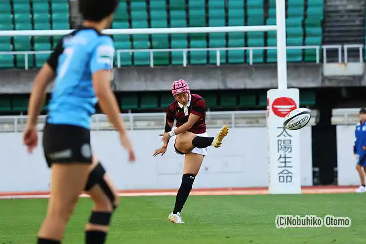 キックオフを蹴るのは今春までルーヴに所属していた岡本美優