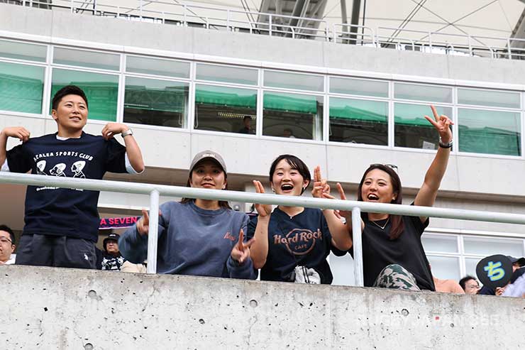スタンドから声援を送っていたPTS・平山愛、葛西杏奈、伊藤睦の三選手