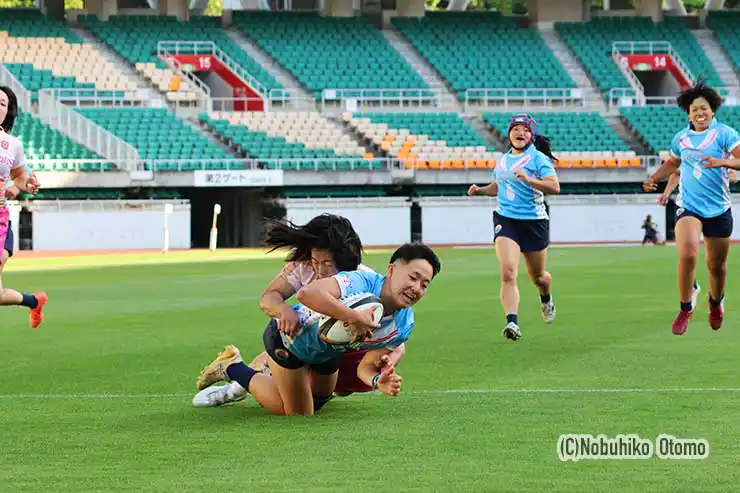 神戸の高橋李実、弘前・片岡のタックルを受けながらトライ