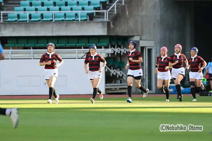 ブレイブルーヴ-早大_早大女子はこれが創部初戦。真新しい赤黒ジャージーで登場