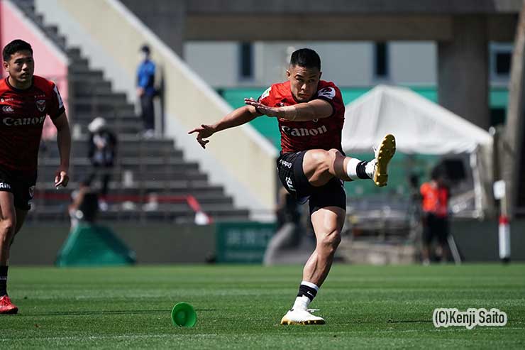 先制を許したイーグルスは前半7分SO田村優のPGで3-5とする
