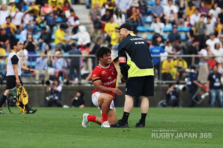 試合終了後、思わず膝をつく眞野
