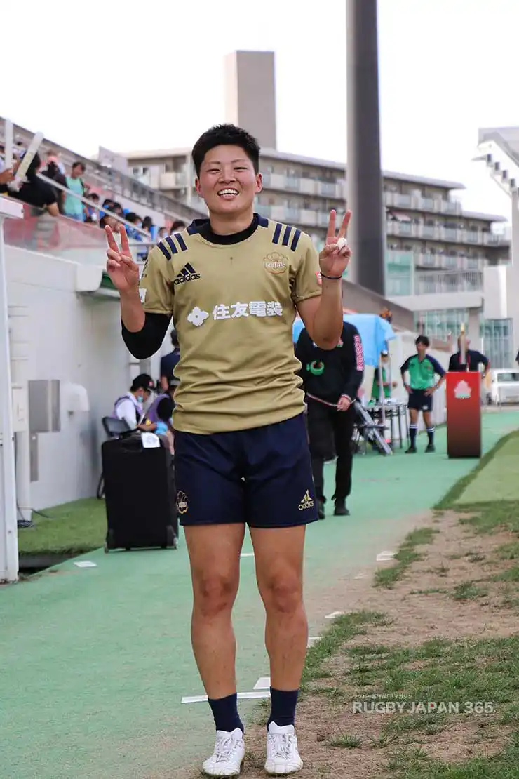 保井沙予選手、本誌のカメラにむかって「これまでありがとうございました!これからもパールズの取材よろしくお願いします!」