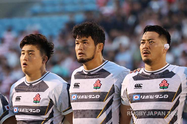 左からFL下川甲嗣・LO小瀧尚弘・LO桑野詠真