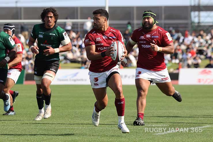 31分リッチー・モウンガがブレイク。その後ロブ・トンプソンが連続トライ