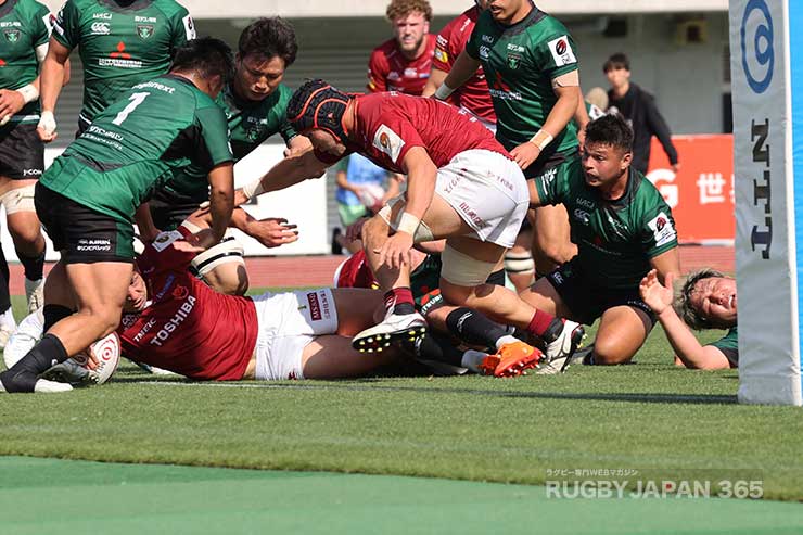 前半28分、ロブ・トンプソンのトライ