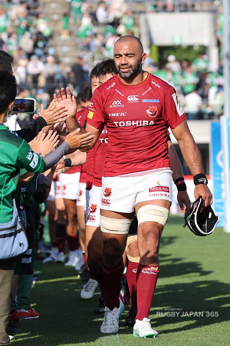 試合後ファンとタッチするブレイブルーパス