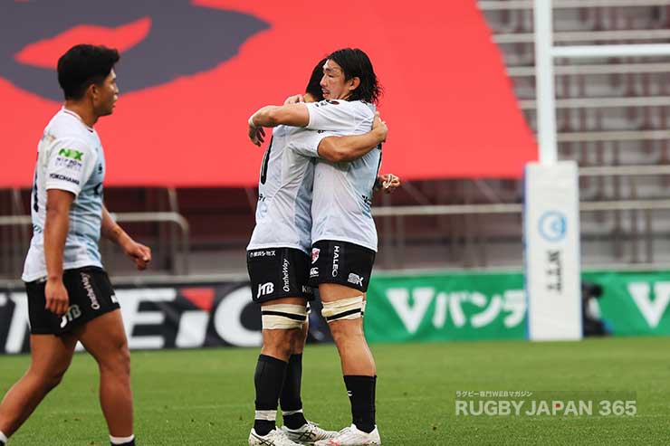 61分、現役としてのプレーが終了。古川聖人に託した。