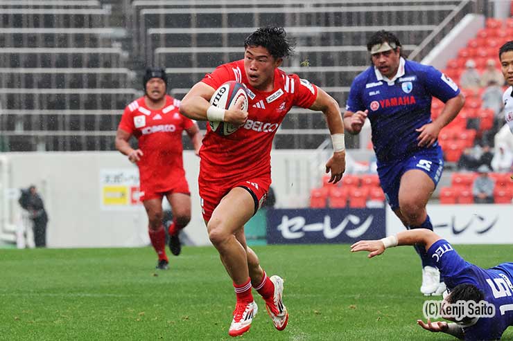 植田和磨がステップをきって鮮やかに抜き去る
