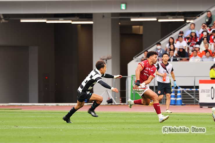 リッチー・モウンガが藤原忍を外に抜いてパスと見せかけて