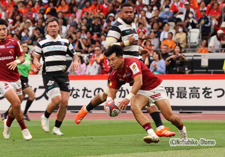 森勇登が左中間にトライ