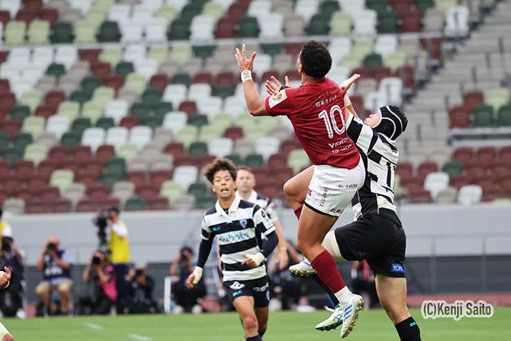 リッチー・モウンガと根塚洸雅の空中戦
