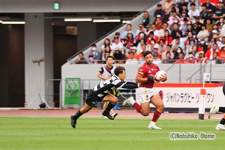 パスダミーでランをするリッチー・モウンガ