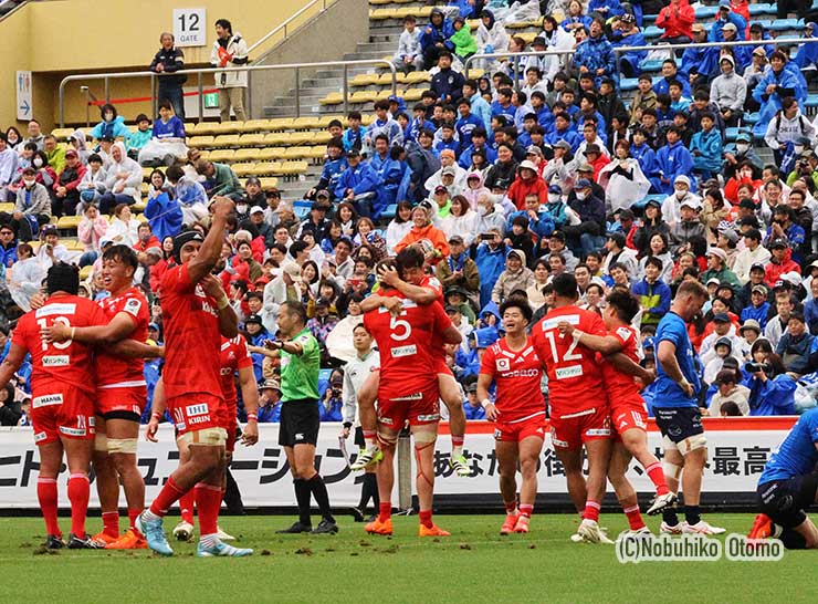 スクラムから李承信がタッチに蹴り出しノーサイド