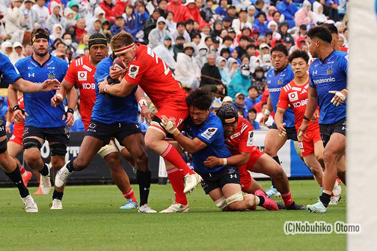 交替出場のポトヒエッターが前に出る