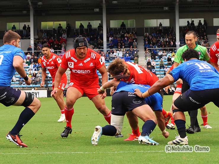 PKから前進するターナーにタックルする坂手淳史