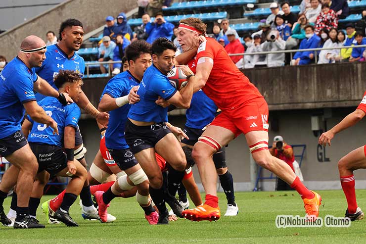 竹山がレタリックにタックルされながら前進