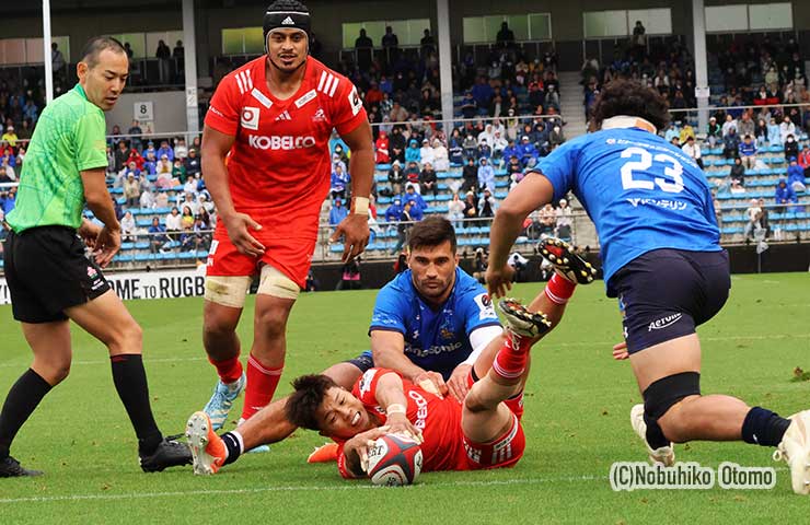 65分、神戸SH上村が腕を伸ばすが…TMOの結果、ボールはわずか届いておらずノートライ
