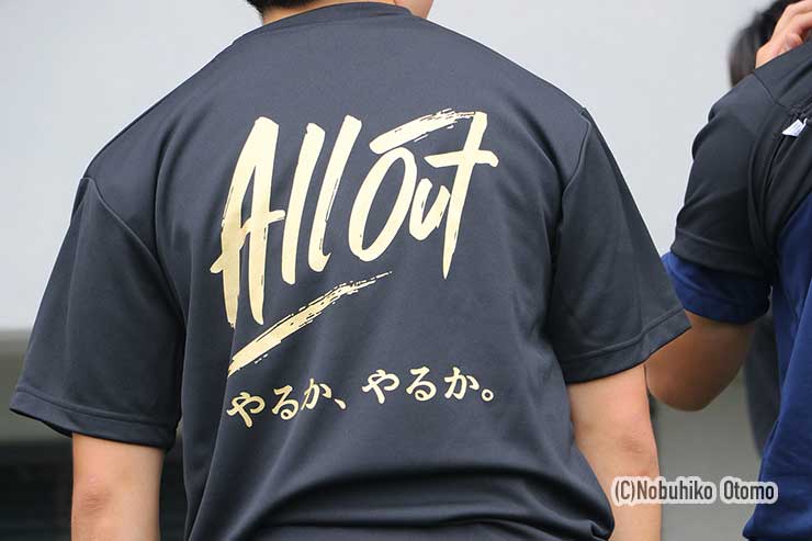 ALL OUTのTシャツ