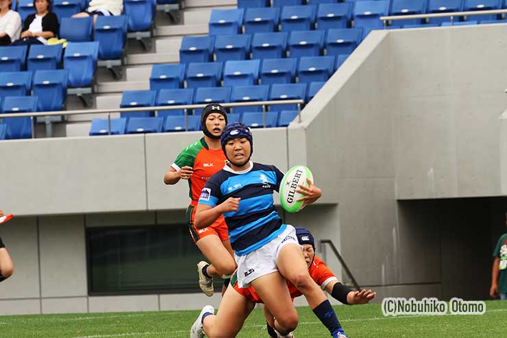 相手タックルを振り切り逆転トライ
