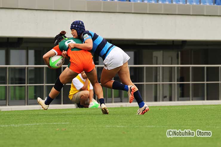 次のキックオフから日体大は齋藤紗葉のタックルで相手落球を誘い相手ゴール前スクラムのチャンス