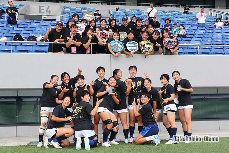 スタンドで応援した部員と一緒に、揃いの「ALL OUT」Tシャツで