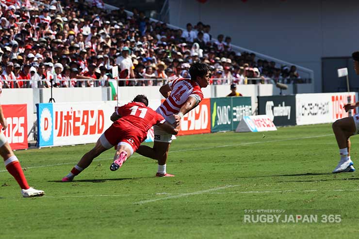 ジョシュ・アダムスをステップで交わし前進する石田