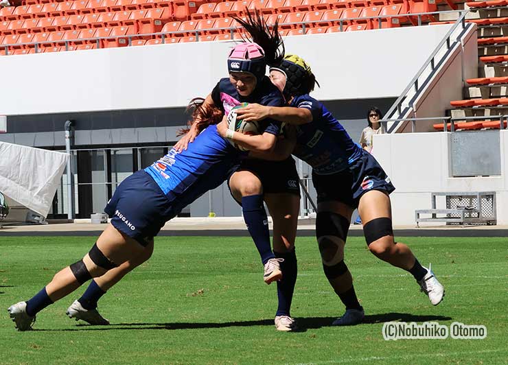 5分、チャレンジ⑩原田唯衣が2人のタックルを突き抜けてトライ
