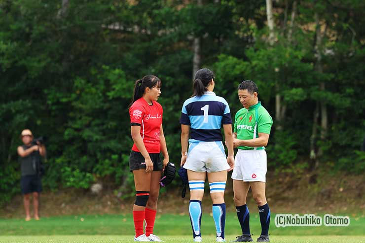 福岡⑧中園主将と六浦①浅利主将が試合前のトス