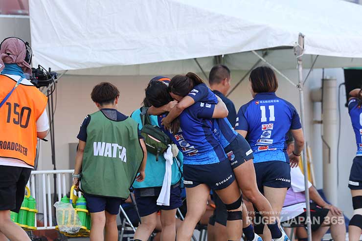 共同キャプテンを務める松井渓南を受け止める山田晴楽