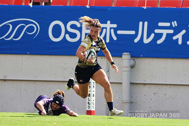 オリブ・ワザーストンが片岡詩のタックルを交わして2本目のトライ