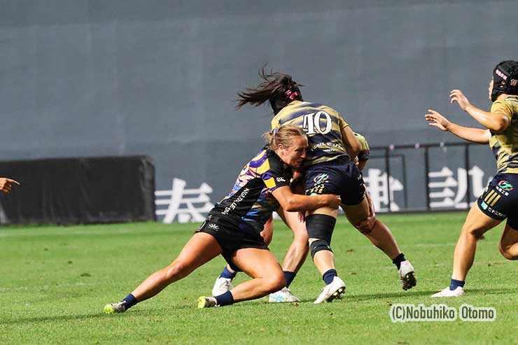 須田倫代に対してキヴィットがタックル