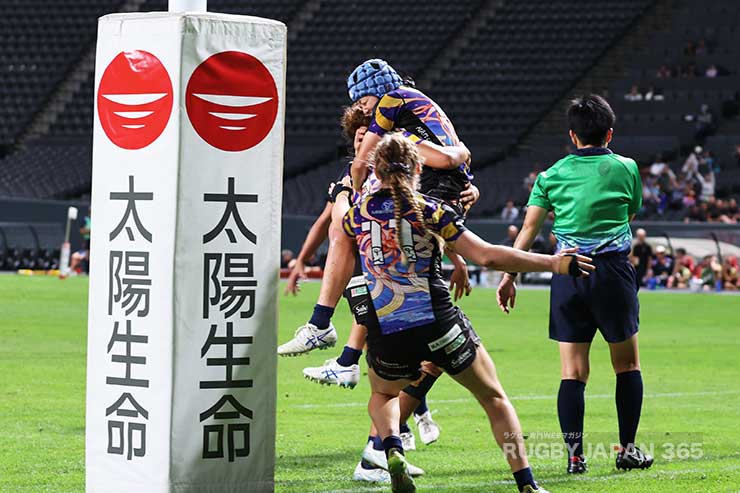 トライを決めて喜ぶ平野優芽