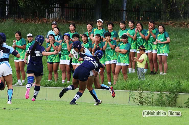 六浦控え選手団の前で