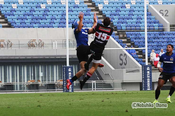 相手FBとハイボールを競り合う谷山