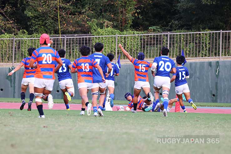 自らキックしたボールを再獲得してトライ