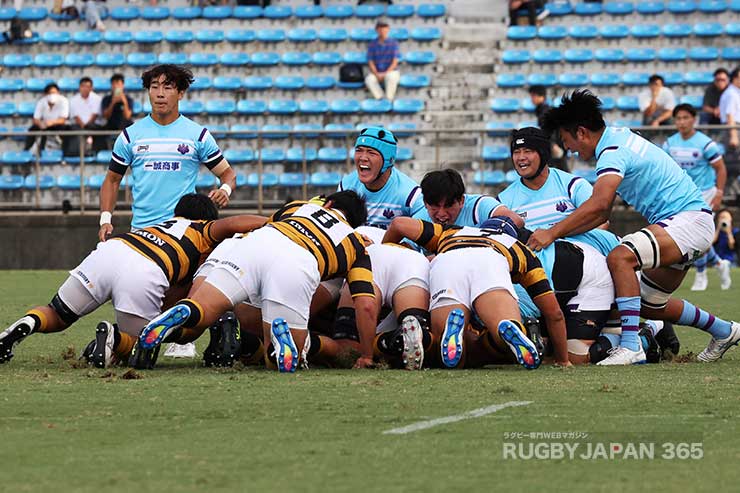 ファーストスクラムで筑波がペナルティ獲得.