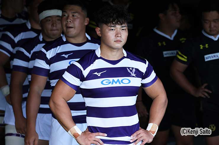 平翔大キャプテンを先頭に入場する明治