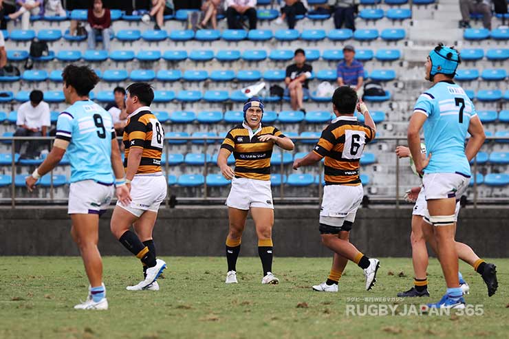 ファーストタッチを終え、緊張がほぐれた表情を見せる草薙