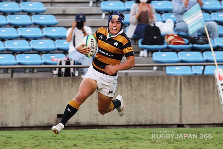 対抗戦初出場でトライを決める草薙