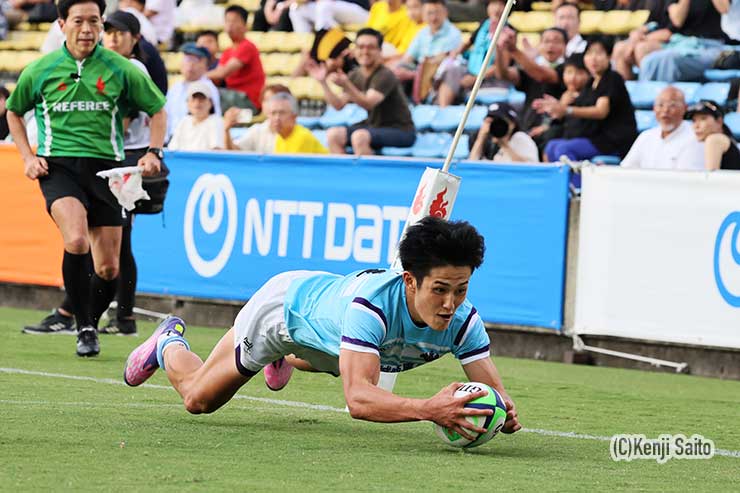 50分・高橋佑大朗のグラバーキックに反応したWTB飯岡健人がトライ