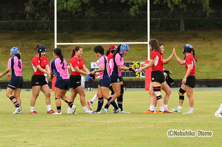 健闘を称えあう