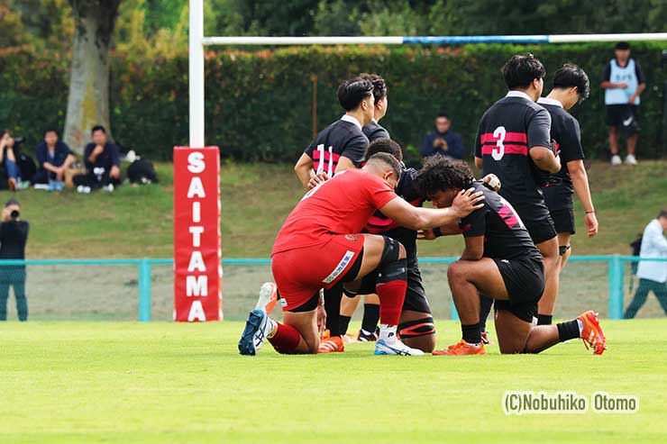ロケティとオツコロ、マラカイのアイランダートリオは試合後、チームの壁を越えて感謝の祈りをささげた