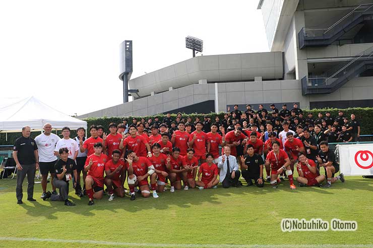 勝利の流経大、応援の部員たちとともに