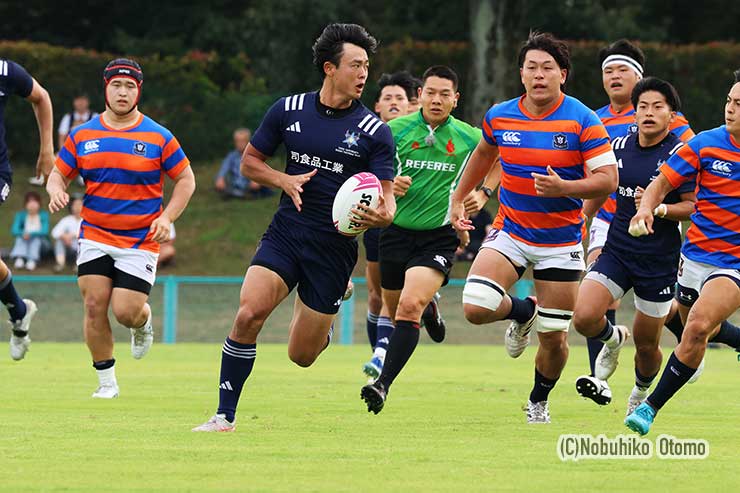試合開始のキックオフキャッチからリターンで快走する東洋大WTB中山二千翔