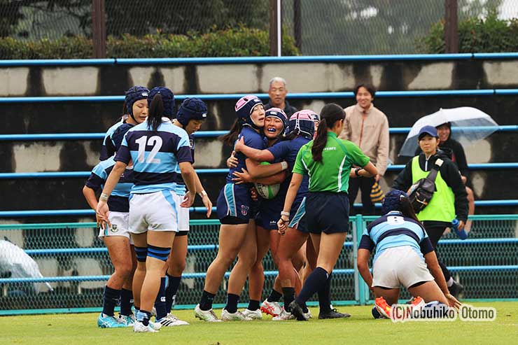 このままノーサイド。喜ぶ四日市の選手たちと敗れて肩を落とす六浦の選手たち