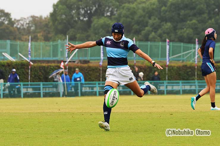 青山がコンバージョンも蹴りこみ7-7の同点で前半終了