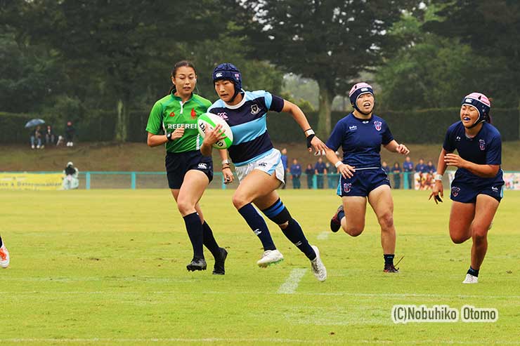 再びパスを受けた青山がトライ