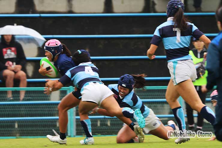 赤木は六浦④佐藤多恵と⑥伊藤ちひろのタックルを受けながら