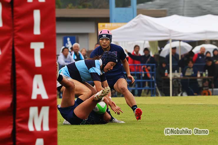 後半5分、六浦のパスが乱れたところに四日市⑥河内主将がフロントセービングで飛び込みターンオーバー